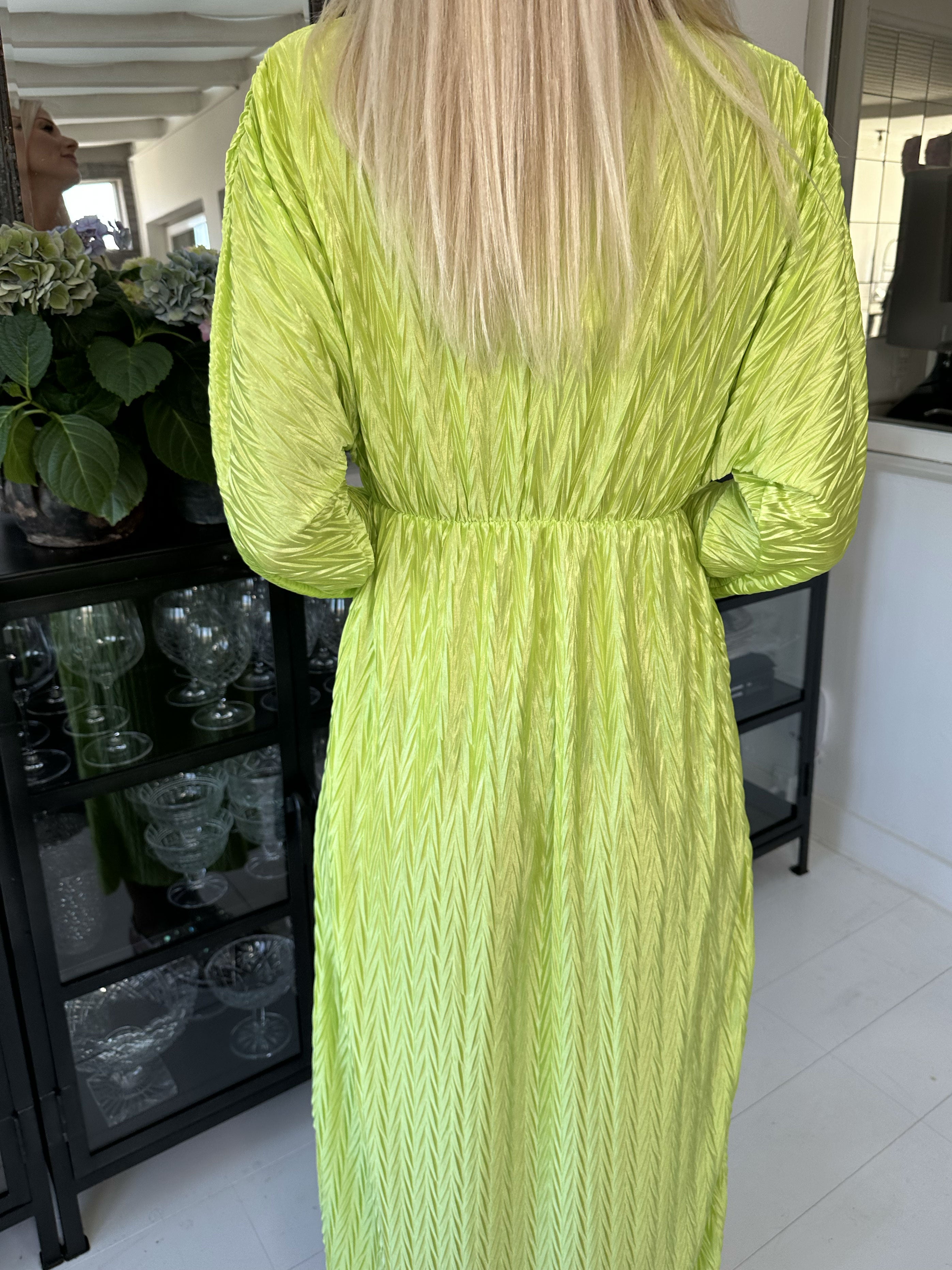 Love - Lang smuk plisseret kjole i shiny stof